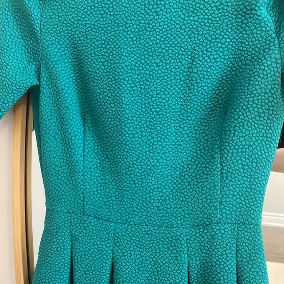 Green, a-line, slightly textured stretch fabric midi dress - Picture 2 of 3